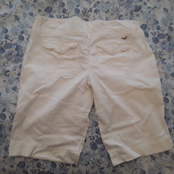 Hollister ladies size 0 white capri shorts,zipper w/2 buttons,side/back pockets - Picture 2 of 3
